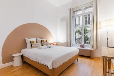 Un ou plusieurs lits dans un hébergement de l'établissement Modern air-conditioned apartment Arc de Triomphe