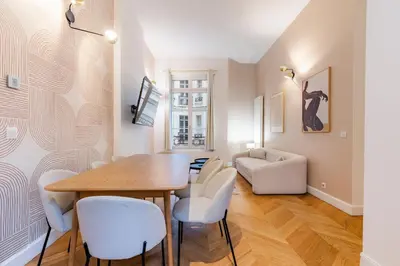 Télévision ou salle de divertissement dans l'établissement Modern air-conditioned apartment Arc de Triomphe