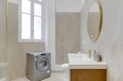 Salle de bains dans l'établissement Parisian Elegance & Comfort for 4 people