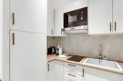 Cuisine ou kitchenette dans l'établissement Parisian Elegance & Comfort for 4 people
