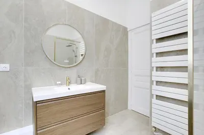 Salle de bains dans l'établissement Parisian Elegance & Comfort for 4 people