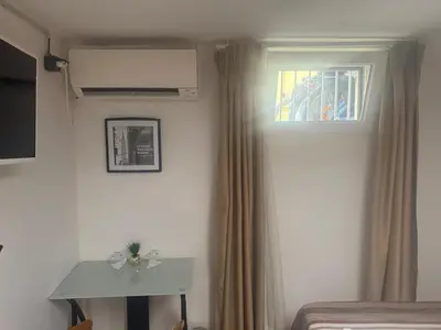 Télévision ou salle de divertissement dans l'établissement Location partie basse souplex à Gare du nord
