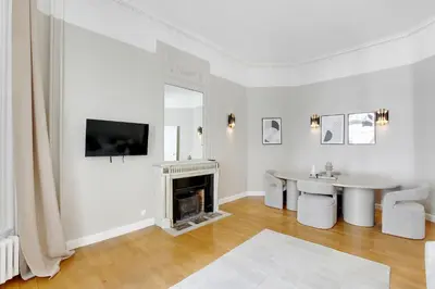 Télévision ou salle de divertissement dans l'établissement Beautiful AC apartment - Close to Trocadéro