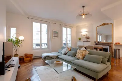 Coin salon dans l'établissement Sophisticated 2BR - Steps to Station