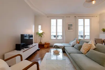 Télévision ou salle de divertissement dans l'établissement Sophisticated 2BR - Steps to Station