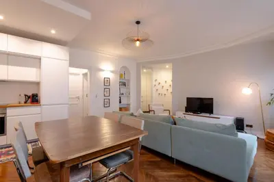 Cuisine ou kitchenette dans l'établissement Sophisticated 2BR - Steps to Station