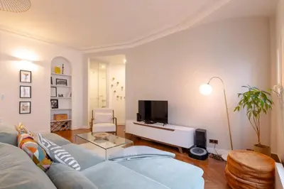 Télévision ou salle de divertissement dans l'établissement Sophisticated 2BR - Steps to Station