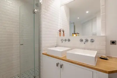 Salle de bains dans l'établissement Sophisticated 2BR - Steps to Station
