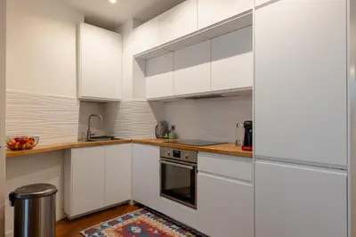 Cuisine ou kitchenette dans l'établissement Sophisticated 2BR - Steps to Station