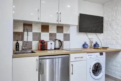 Cuisine ou kitchenette dans l'établissement 129 Dilana - Charming Apartment Near République