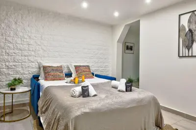 Un ou plusieurs lits dans un hébergement de l'établissement 129 Dilana - Charming Apartment Near République