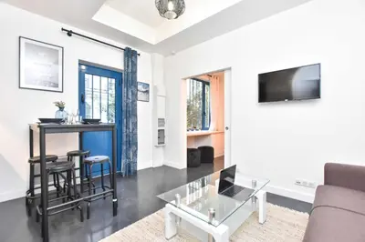 Télévision ou salle de divertissement dans l'établissement Superb apartment-1BR 2P - Sentier