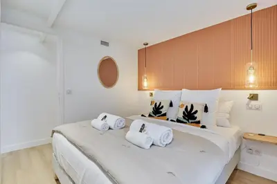 Un ou plusieurs lits dans un hébergement de l'établissement Superb AC apartment Paris Center Bourse Place