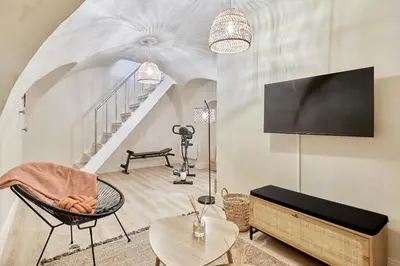 Télévision ou salle de divertissement dans l'établissement Superb AC apartment Paris Center Bourse Place