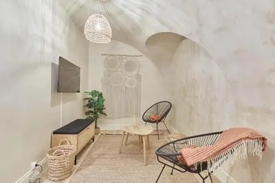 Télévision ou salle de divertissement dans l'établissement Superb AC apartment Paris Center Bourse Place