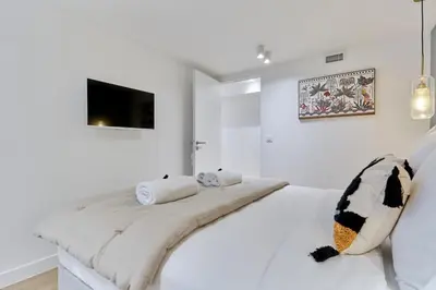Un ou plusieurs lits dans un hébergement de l'établissement Superb AC apartment Paris Center Bourse Place