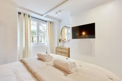 Un ou plusieurs lits dans un hébergement de l'établissement Superb AC apartment Paris Center Bourse Place