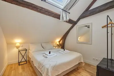 Un ou plusieurs lits dans un hébergement de l'établissement Charming apartment Center of Paris with terrace