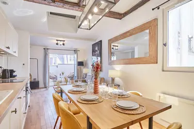 Cuisine ou kitchenette dans l'établissement Charming apartment Center of Paris with terrace