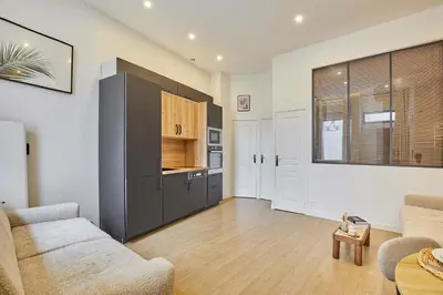 Cuisine ou kitchenette dans l'établissement Superb apartment Le Marais