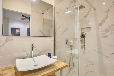 Salle de bains dans l'établissement Sublime flat in the centre of Paris Montorgueil