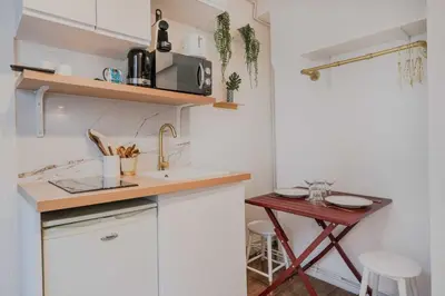 Cuisine ou kitchenette dans l'établissement Charming studio 2P - Grands Boulevards