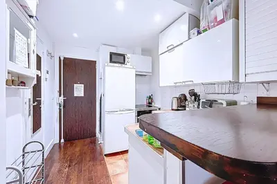 Cuisine ou kitchenette dans l'établissement Studio 30 m avec balcon proche Roland Garros