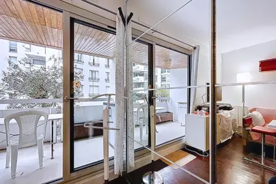Coin salon dans l'établissement Studio 30 m avec balcon proche Roland Garros