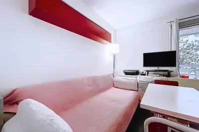 Télévision ou salle de divertissement dans l'établissement Studio 30 m avec balcon proche Roland Garros