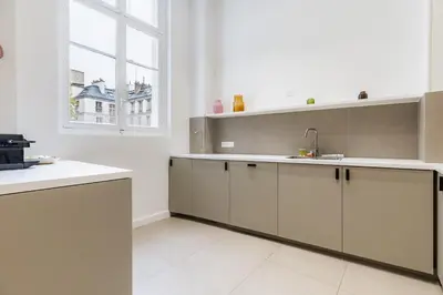 Cuisine ou kitchenette dans l'établissement Elegant 2 air-conditioned bedrooms Close to Trocadéro