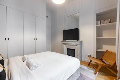Télévision ou salle de divertissement dans l'établissement Elegant 2 air-conditioned bedrooms Close to Trocadéro