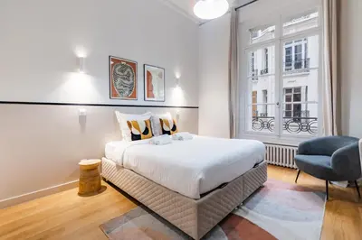 Un ou plusieurs lits dans un hébergement de l'établissement Elegant 2 air-conditioned bedrooms Close to Trocadéro