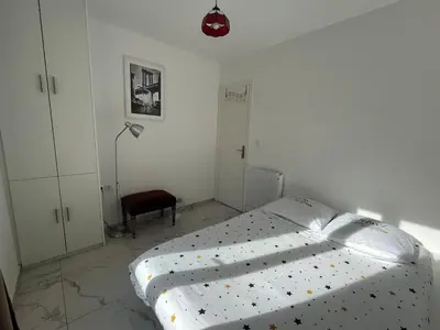 Un ou plusieurs lits dans un hébergement de l'établissement Cozy 2-bedrooms for 5P near Metro Paris
