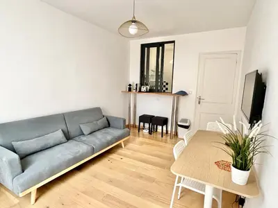 Télévision ou salle de divertissement dans l'établissement Cozy 2-bedrooms for 5P near Metro Paris