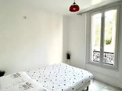 Un ou plusieurs lits dans un hébergement de l'établissement Cozy 2-bedrooms for 5P near Metro Paris