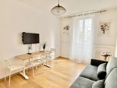 Télévision ou salle de divertissement dans l'établissement Cozy 2-bedrooms for 5P near Metro Paris