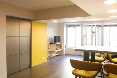 Télévision ou salle de divertissement dans l'établissement Bel appartement - Musée du Louvre