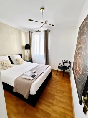 Un ou plusieurs lits dans un hébergement de l'établissement Effeil Tower Luxury Apartment Trocadéro -2 bedrooms