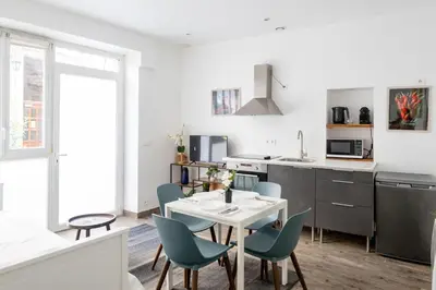 Cuisine ou kitchenette dans l'établissement Bel appartement parisien