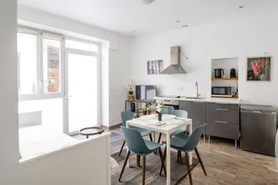 Cuisine ou kitchenette dans l'établissement Bel appartement parisien
