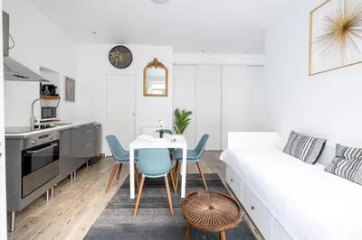 Cuisine ou kitchenette dans l'établissement Bel appartement parisien