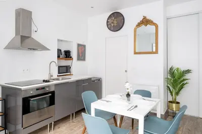 Cuisine ou kitchenette dans l'établissement Bel appartement parisien