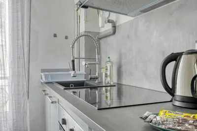 Cuisine ou kitchenette dans l'établissement Le Pajol - Appartement Paris 18eme
