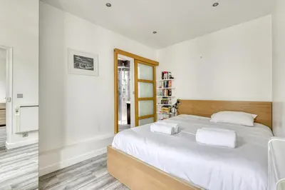 Un ou plusieurs lits dans un hébergement de l'établissement Le Pajol - Appartement Paris 18eme