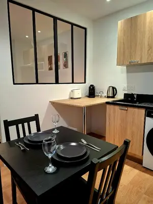 Cuisine ou kitchenette dans l'établissement Cosy Montmartre Apartment