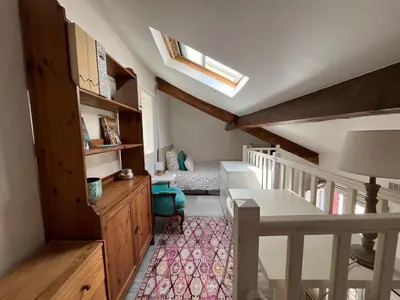 Un ou plusieurs lits dans un hébergement de l'établissement Joli petit duplex lumineux et au calme
