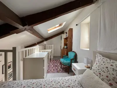 Un ou plusieurs lits dans un hébergement de l'établissement Joli petit duplex lumineux et au calme
