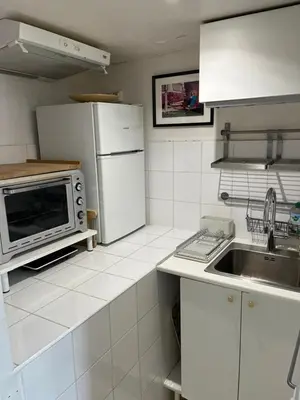 Cuisine ou kitchenette dans l'établissement Joli petit duplex lumineux et au calme