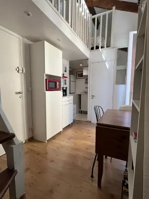 Cuisine ou kitchenette dans l'établissement Joli petit duplex lumineux et au calme