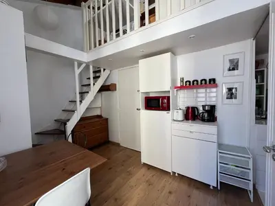 Cuisine ou kitchenette dans l'établissement Joli petit duplex lumineux et au calme
